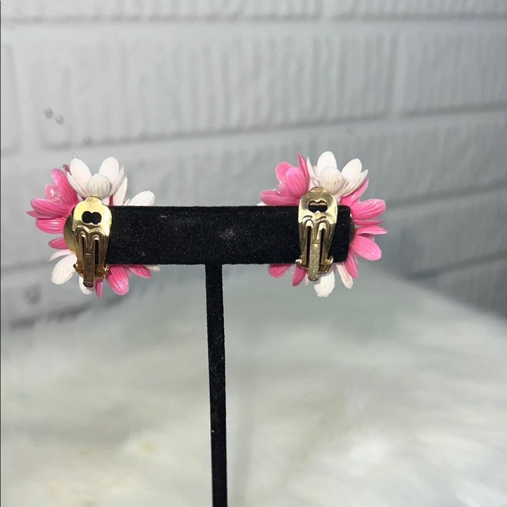 Vintage Pink and White Floral Clip On Earrings - Picture 2 of 2